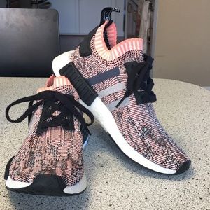 Women’s Addidas NMD R1 Light Pink Sneakers ⬇️